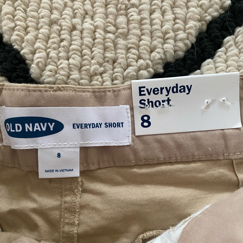 OLD NAVY NWT Sz8 5” Tan.